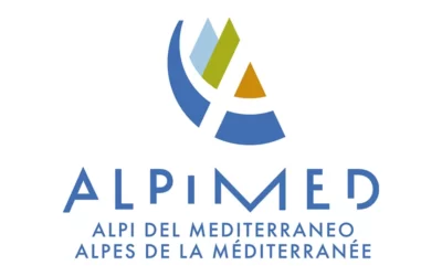 Entre pics acérés et douces vagues : la nouvelle marque des Alpes de la Méditerranée se dévoile.